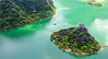 2022年8月8日，广西百色市。图为游客乘舟在浩坤湖中徜徉穿行。