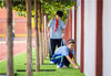 2022年9月13日，内蒙古呼和浩特市玉泉区通顺街小学学生课后在校园内捡拾落叶。
