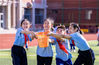2022年9月13日，内蒙古呼和浩特市玉泉区通顺街小学学生课后在操场上玩接沙包游戏。