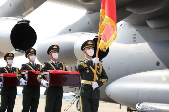 中国和韩国9月16日上午在韩国仁川国际机场共同举行在韩中国人民志愿军烈士遗骸交接仪式。人民网记者 张悦摄