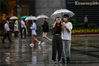 2022年9月20日，游客冒雨在重庆解放碑步行街拍照。当日，重庆大部地区迎来降雨天气，冷空气携雨水送来清凉。来源：IC photo 编辑/陈进
