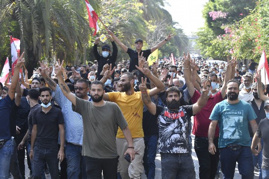 当地时间2021年10月14日,黎巴嫩首都发生针对贝鲁特大爆炸调查的抗议活动。图/IC photo