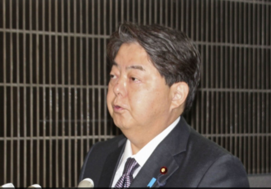 日本外相林芳正27日在外务省就日本驻符拉迪沃斯托克总领馆领事被俄方扣押一事接受采访。 图自日媒