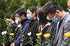 2022年4月2日，在位于重庆市沙坪坝区的重庆歌乐山烈士陵园，社会各界在此举行清明祭英烈活动，深切缅怀革命先烈。图为社会各界人士手捧菊花，向革命烈士表达哀思。