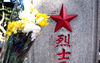 2022年9月28日，辽宁沈阳，市民在抗美援朝烈士陵园祭拜英烈。
