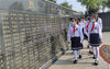 2022年9月29日，河北省秦皇岛市海港区文化里小学学生在秦皇岛烈士陵园参观。
