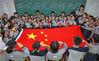 2022年9月29日晚，徐州市睢宁高级中学高二（6）班年级的学生在向国旗敬礼。