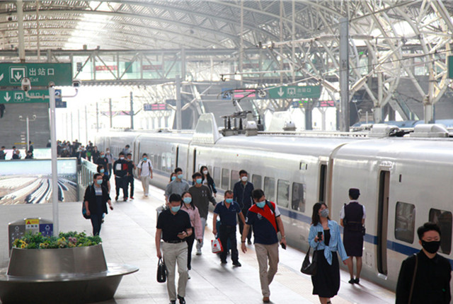 铁路迎来国庆节假期出行客流 南京实施自愿免费“落地检”