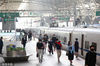 2022年9月29日，南京，旅客在南京火车站准备乘坐火车出行。
