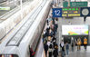 2022年9月29日，南京，旅客在南京火车站准备乘坐火车出行。来源：视觉中国 编辑/陈进