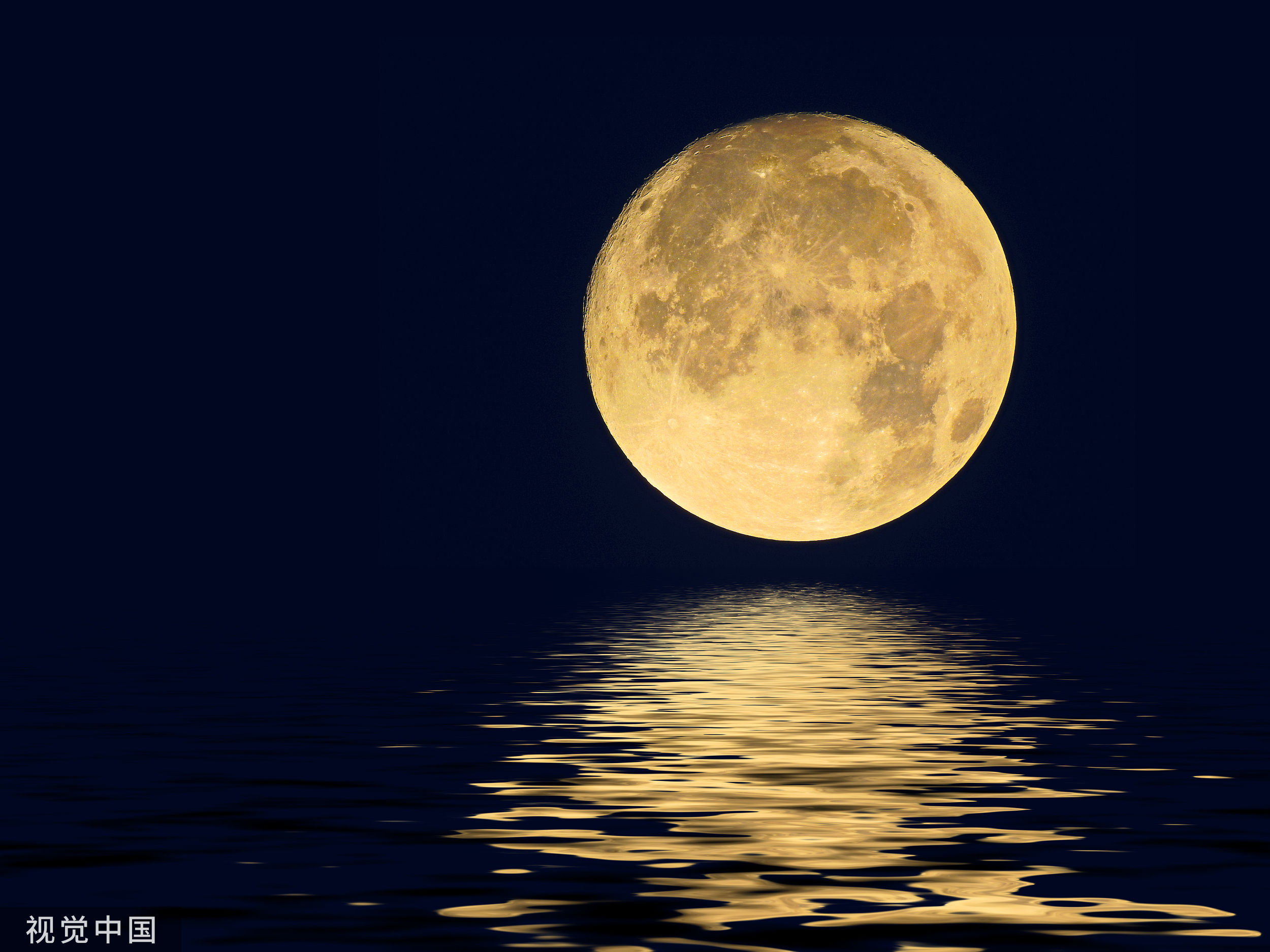 皎洁的月光照射在平静色水面上自然风景素材设计