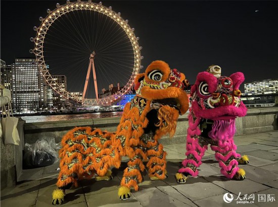 英国伦敦泰晤士河畔&ldquo;伦敦眼&rdquo;换上中国红，迎接中国农历新年的到来。人民网记者 邢雪摄