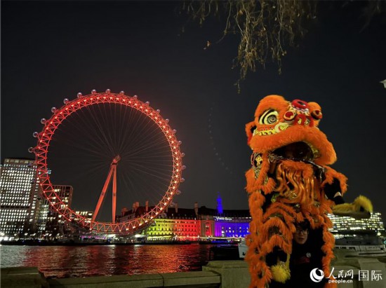 英国伦敦泰晤士河畔&ldquo;伦敦眼&rdquo;换上中国红，迎接中国农历新年的到来。人民网记者 邢雪摄