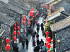 2023年1月18日，游客在江苏省扬州市东关街上游览。