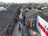 2023年1月18日，春节临近，江苏省扬州市东关街悬挂起红红的灯笼，洋溢着喜庆祥和的节日气氛，年味十足，吸引游人前来逛街休闲，感受古城老街韵味。来源：孟德龙/IC photo

