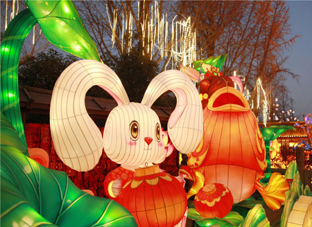 南京街头布置兔年彩灯 营造浓厚兔年春节喜庆氛围