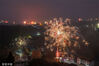 2023年1月21日，贵州毕节，赫章县平山镇对江社区内，人们燃放烟花，迎接新春佳节。
