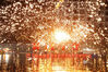 2023年1月23日，在位于重庆市沙坪坝区的重庆融创文旅城渝乐小镇，民间艺人为游客表演非遗“火龙钢花”。