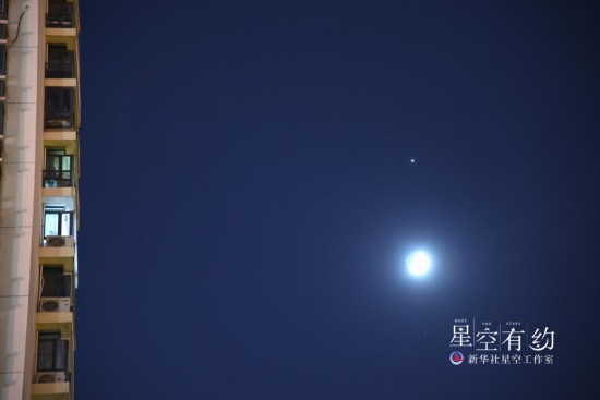 这是天津市天文爱好者杨婧2022年12月26日在天津市南开区拍摄的木星伴月。（本人供图）