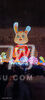 第37届南京秦淮灯会，明城墙下处处张灯结彩。作为秦淮灯会主展区之一，南京老门东历史文化街区设置了各式造型精美、设计精巧的灯彩，国潮兔、卡通兔、科幻兔……近千盏兔子灯更是让浓浓的年味扑面而来。