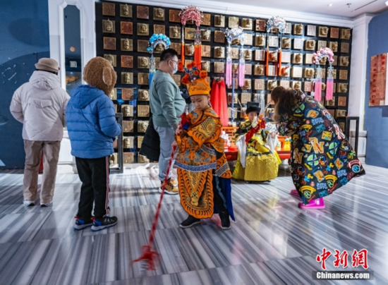 图为一名小朋友装扮整齐体验京剧人物。 中新社记者 侯宇 摄