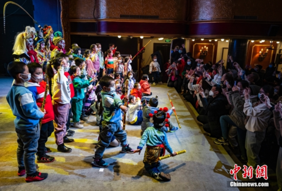 图为改编京剧《大闹天宫》演出结束后，小朋友们登台与演员合影。 中新社记者 侯宇 摄