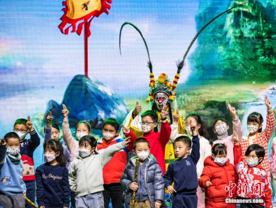 图为小朋友们参与改编京剧《大闹天宫》的登台互动环节。 中新社记者 侯宇 摄