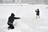 2023年1月24日，一对父子在山东省烟台市福山区河滨广场玩打雪仗游戏。
