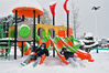 2023年1月24日，小朋友在山东省烟台市福山区河滨广场玩滑雪游戏。