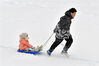 2023年1月24日，小朋友在山东省烟台市福山区河滨广场玩滑雪游戏。来源：孙文潭/IC photo
