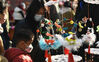 2023年1月27日，江苏南京，市民和游客在夫子庙花灯市场挑选花灯。 
