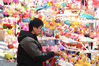 2023年1月27日，江苏南京，市民和游客在夫子庙花灯市场挑选花灯。 
