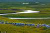 2013年7月20日，内蒙古呼伦贝尔草原天然牧场，曲河蜿蜒，牛羊成群，湿地暮色绚丽。
