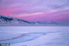 2023年1月1日，新疆哈密，巴里坤县高家湖湿地，冰河与天空彩霞。