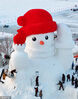 2023年12月3日，哈尔滨市，友谊西路的松花江畔，今冬的第一座大雪人即将完工。他高约20米，戴着红色的丝绒帽子，有着大大的胡萝卜鼻子，大大的圆眼睛满含笑意，温暖着冬日的寒。

