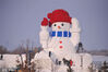 2023年12月3日-12月4日，哈尔滨市，友谊西路的松花江畔，今冬的第一座大雪人即将完工。他高约20米，戴着红色的丝绒帽子，有着大大的胡萝卜鼻子，大大的圆眼睛满含笑意，温暖着冬日的寒。
