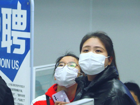 2月8日，成都市就业局人才服务中心大学生专场招聘会现场。（何川 摄）