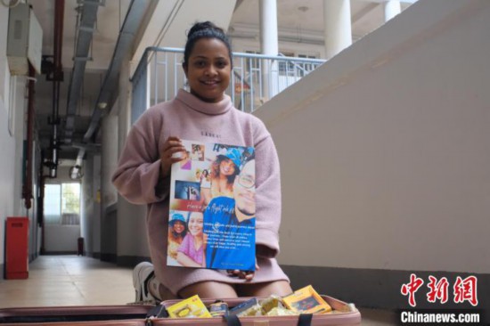 中国多地迎开学广西留学生“晒”行李箱好物