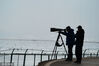 2023年2月21日，摄影爱好者在纳帕海拍摄栖息的候鸟。
