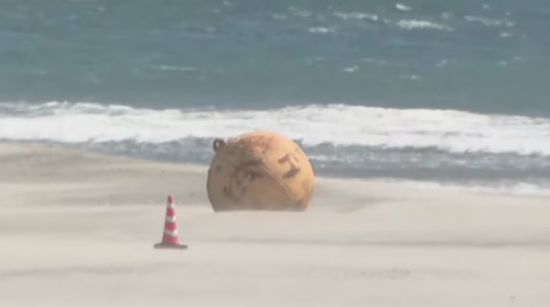日本海滩现“神秘球” (日本富士新闻网)