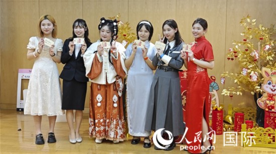 新成人合影留念。人民网记者 赵雯博摄