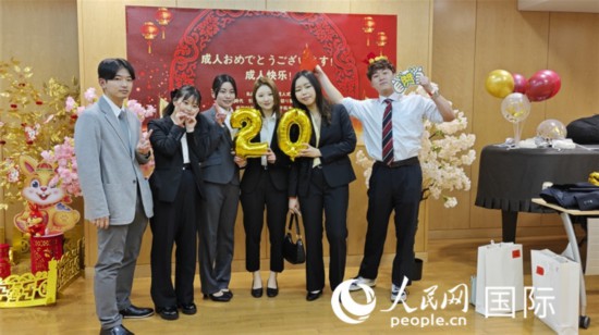 新成人合影留念。人民网记者 赵雯博摄