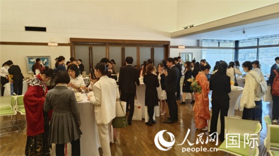 新成人之间进行交流。人民网记者 赵雯博摄