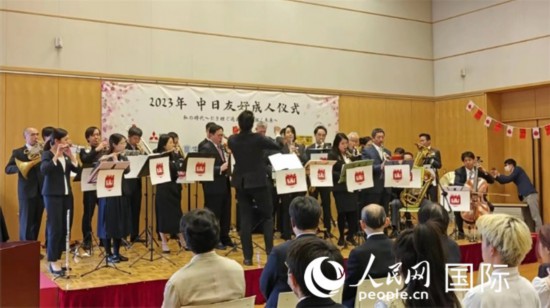 BJBJ乐团表演。人民网记者 赵雯博摄