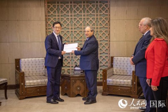 新任驻叙利亚大使史宏微递交国书副本。人民网记者 薛丹摄