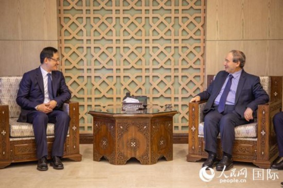 新任驻叙利亚大使史宏微同叙利亚外长梅克达德会谈。人民网记者 薛丹摄