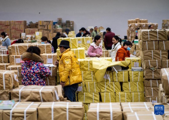 2月4日，在祁阳市新华书店教材中转库，工作人员在分发教材。