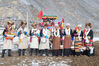 图为西藏拉萨市达孜区唐嘎村，村民身着盛装举行传统春耕仪式。   