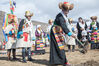 2023年3月16日，天降瑞雪，西藏拉萨迎来一年一度盛大的传统春耕仪式。按照藏历传统，当地村民身着节日盛装，手捧着自家的“切玛”（象征五谷丰登）聚集在田头，唱起“谐青”祈愿歌，开始撒种，祈福一年的丰收。图为西藏拉萨市达孜区唐嘎村村民举行传统春耕仪式。中新社 贡嘎来松/cnsphoto/IC photo 编辑/陈进