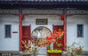 2023年3月17日，南京，蒙蒙细雨中，莫愁湖公园海棠花绽放。
